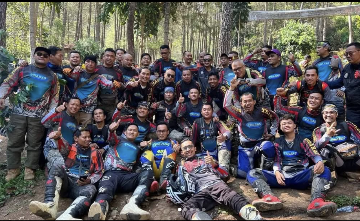 Riders grouped together